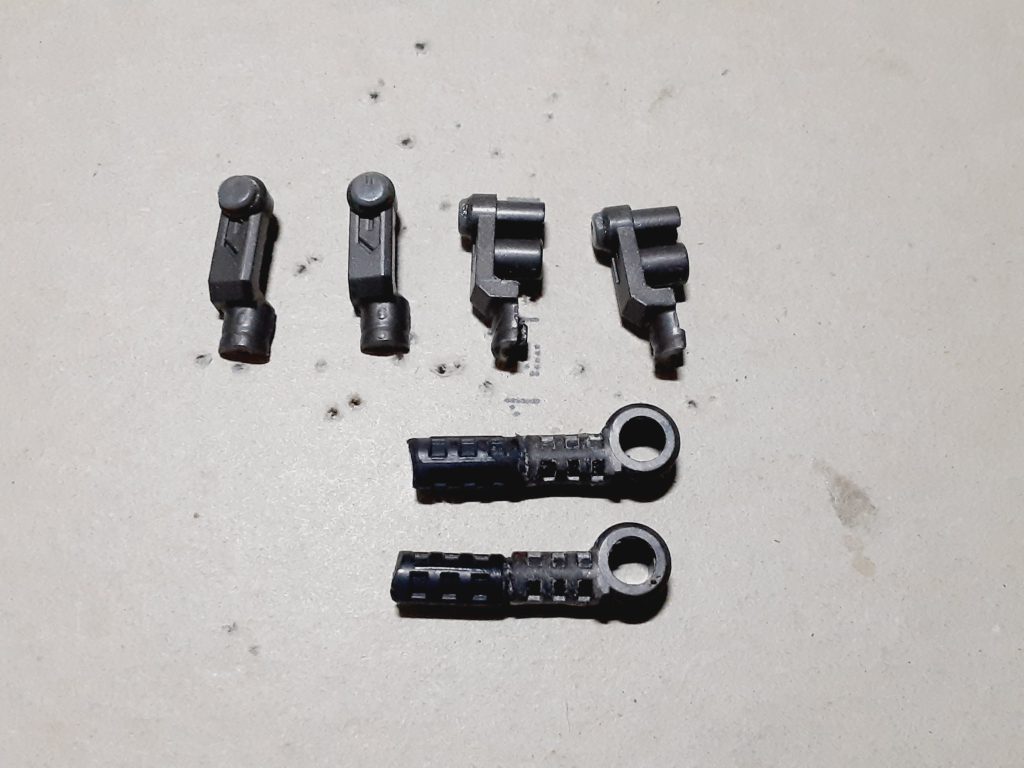 元々あった接続ジョイントを針金で補強しつつ接着、丸モールドを使いディテールアップしました