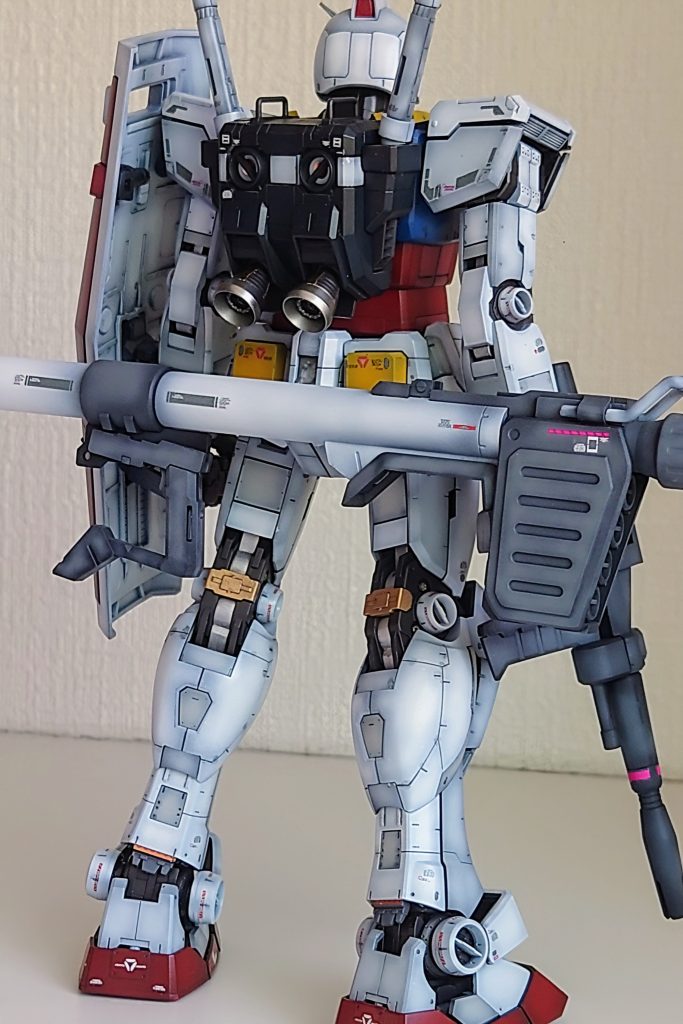 ステッカーは別売りの水転写デカールを使用しています。