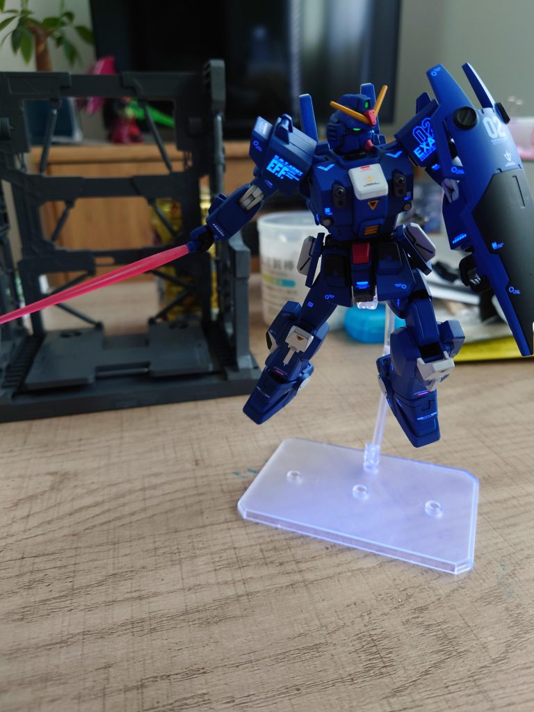 箱絵バージョン。　　　　　　　　　　　　　　　　　　　　蛍光塗料でツインアイ光らせてますが、デカールも反応しちゃってます😅