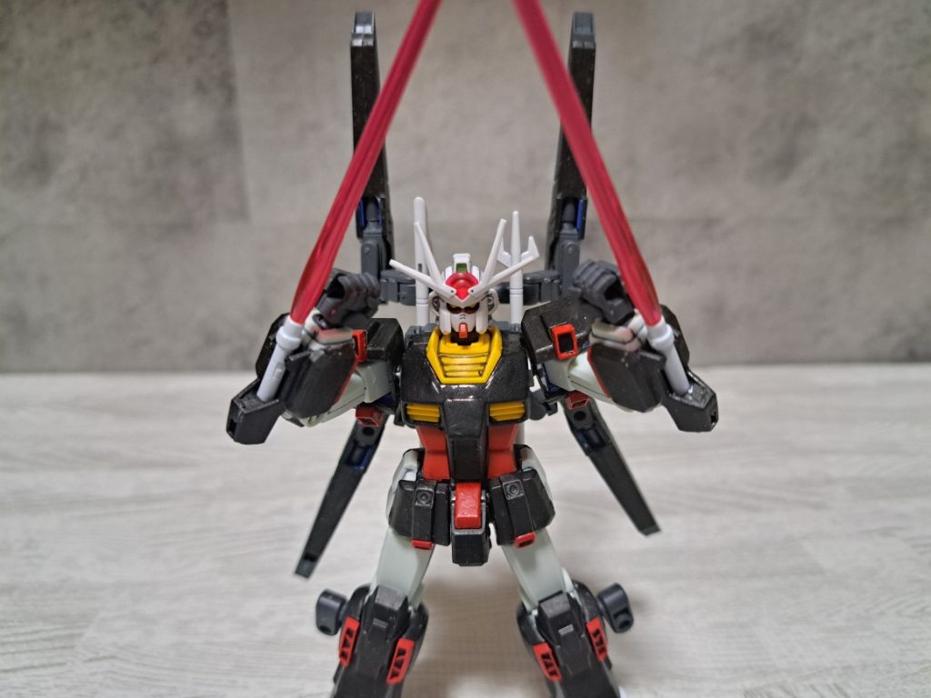 こっちの設定では、ビームサーベルは普通に持つ以外にユニコーンの様にビームトンファーもできる。