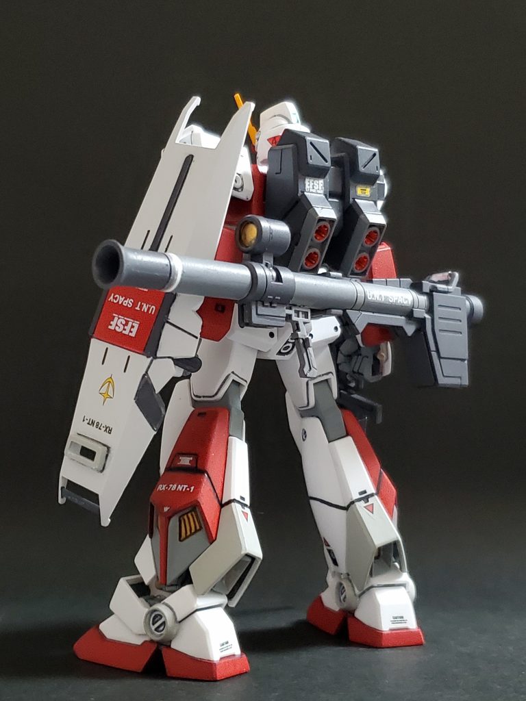 こちらが back shot～📸✨腰裏部分にはロボ魂に習ってハイパーバズーカをマウント出来るよう改修😊🎶今回ベースとなるHGUC アレックスは古い型番なのでスタイルと可動域に少々難がありますが、それを感じさせないよう幾つかの改修を試みました😎🔧
