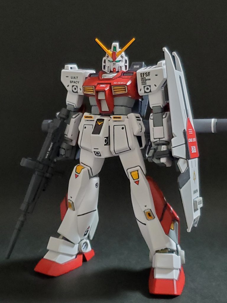 今回は以前から作りたいなぁ～🤔✨と考えていましたアレックスの試作機プロトNT-1 (NT-1プロト)を製作いたしました😆🎵公式設定でもカラーリング変更だけの機体なので、独自性を出すため、いつもの配色変更に加え玉越博幸先生の描く漫画『ポケットの中の戦争』の序盤に登場するアレックスのテスト状態仕様をリスペクトして、右腕部内はビームサーベル装備、バックパックは試験用の大型ランドセルを背負わせました😆✨カラーリングは赤🟥黄🟨灰色⬜を筆塗りで配色🖌️白い部分は成形色のままで仕上げました😆🎶最後は艶消しスプレーでマット感でフィニッシュです💪✨