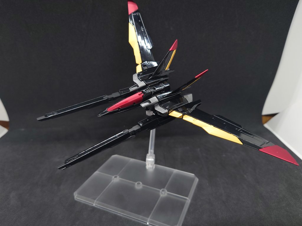 オオワシこと黒鷲こやつも本体同様、メインカメラーをブラックに変更。挿し色で焼き鉄、ゴールド、艶消しキャンディレッドで仕上げました。