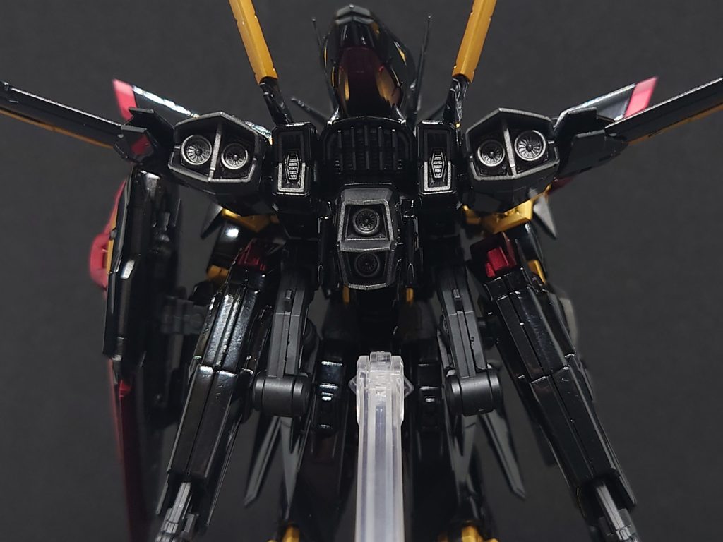 本体及び黒鷲のスラスター部分はスターブライトシルバーで塗装。気持ち鉄感が出たような…？(gundam-kao1)