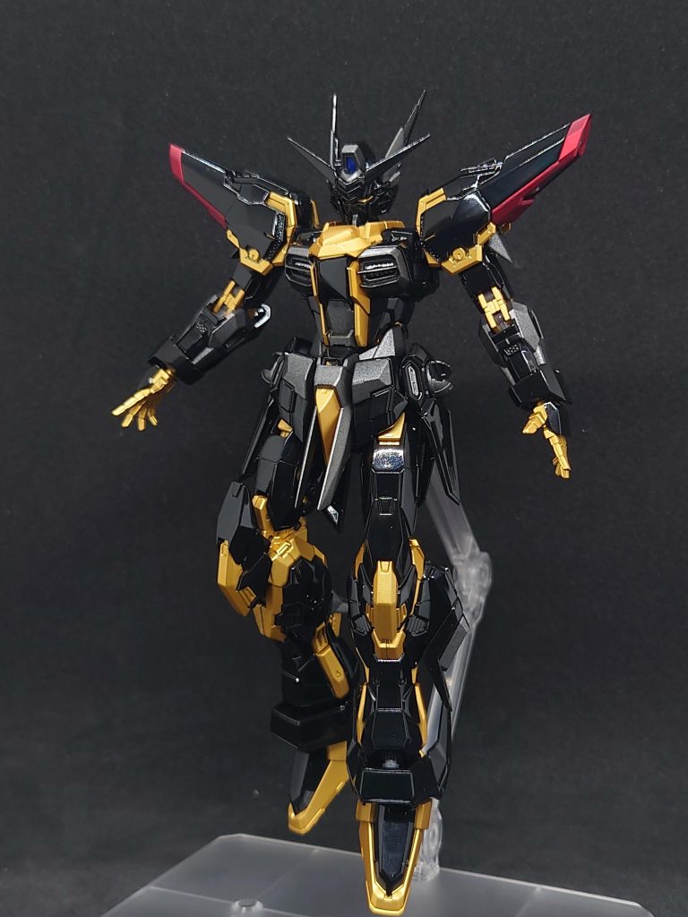 素体本体パッと見から漂う悪者感。ABS以外は総て塗装。メインカメラーであるブラックのトップコートに水性のクリアーを使用。油性ほど艶が出ない…(gundam-kao8)