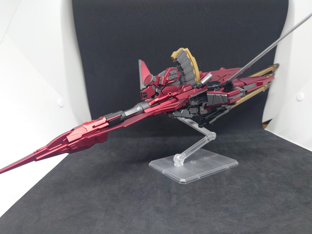 サブウェポンのゼウスシルエットこと焔シルエットこちらはメインカメラーを艶消しキャンディレッドに変更。レールガンの砲身とマガジンカバーにはゴールドパール胸部に接続するパーツ、砲身を接続するアーム部分は焼き鉄で塗装。黒の部分はEVOブラックのみで仕上げました。