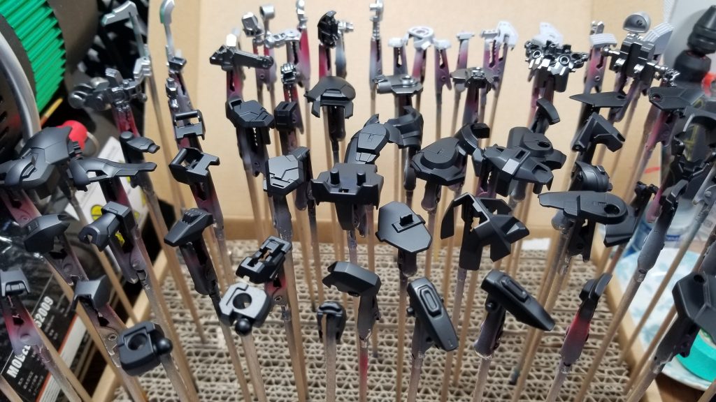 Mrクリスタルカラーは何色かあって黒立ち上げのほうが発色がいいので黒サフでスタートしました。