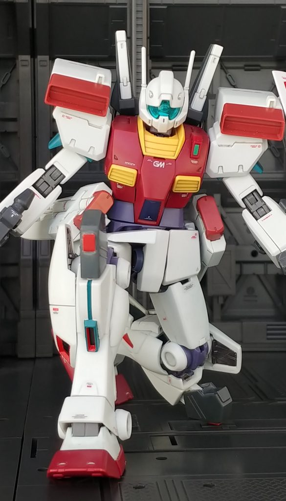 膝立ちできるよう、グレーの増加装甲はヒンジ可動します。