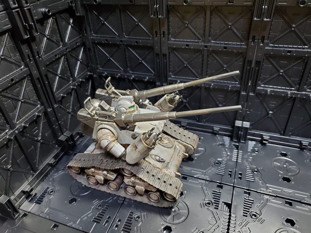 部分塗装して、デカール貼って、つや消しトップコート吹いてから、赤フィルタリング、シェイドブラウンでウォッシング。クロームシルバーとブラウンでドライブラシして、ウェザリングマスターのサンドとマット、ススをポンポンして、再度つや消しトップコート吹いてフィニッシュ。 