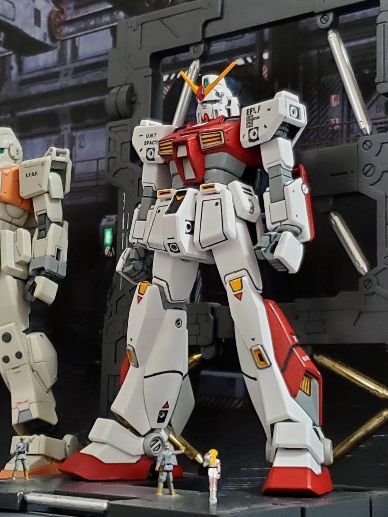 連邦地上軍はオデッサ作戦、ジャブロー本部防衛戦に勝利し攻勢に転じようとしていた👊✨だが増産される戦力は次の主戦場となる宇宙に運ばれ、地上戦線の戦力を充実させる事が出来なかった💦そのため北米方面司令のジャミトフ大佐は手腕を振るい戦線強化のために開発部に眠っているいくつもの試作機を引っ張り出したのである👍️こうしてオーガスタ研究所より新型機となるRX-78 NT-1『プロトNT-1 』が北米方面軍第04MS小隊の駐留するエルスワーズ基地に運び込まれた🛬ブロンドヘアをかき揚げながら新たな自分の機体を見上げるコーティリア少尉🤩✨彼女はプロトタイプガンダムのテストパイロットでもあった経験も買われパイロットに抜擢💪北米戦線では小隊長を務めながら、高い撃墜数を誇るエースとして活躍していた😔✨