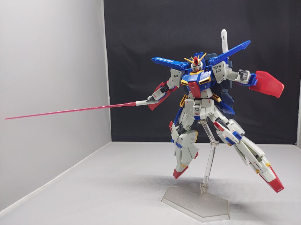 ハイパービームサーベル昔のキットなので足もあんまり開かないし右腕しか武器を装備できない