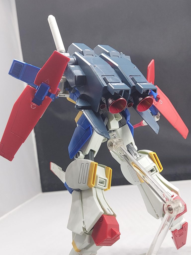 後ろのバーニア内部もレッドで塗ってバーニアもガンメタルで塗りました✌️途中レッドのガンマカの塗料が垂れてしまってバックパックの隙間という隙間に漏れて大変でした(;´Д⊂)それでもなんとか目立たなくして完成としました✨ご観覧ありがとうございましたm(_ _)m