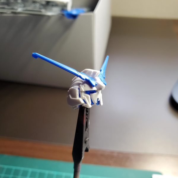 偶然見つけたユニコーンガンダム、装備がてんこ盛りで即購入しました。これはHGと言えどかなり作り応えがありそうですよ。早速ボディをちょっと組み立てみましたけどぉ、うーむ、サイコフレームの表現に課題があると感じますねぇ。頭部のツノは割りとシャープで長めですが、もっとシャープにします。（3枚目）