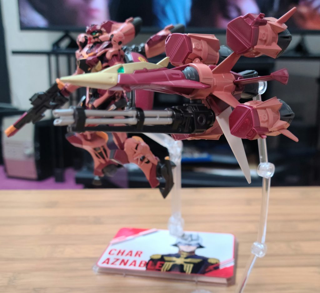 シャア専用カラーに塗装したガンバレルストライカーです。最も、武器と翼以外は使っていないので、この形態は完全にオマケになります(gundam-kao5)