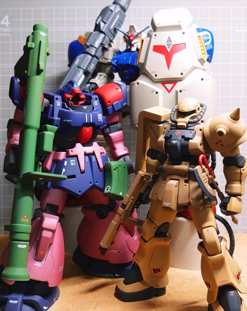 ジオンな仲間たちと。今回のリユース個体は経年劣化か、とにかく関節がガチガチでハメ殺しのレベルだったので ねじきれましたw800円くらいだったのでダメ元でやってみました。海外デカールと簡単フィニッシュでした。ご観覧ありがとうごさいました！