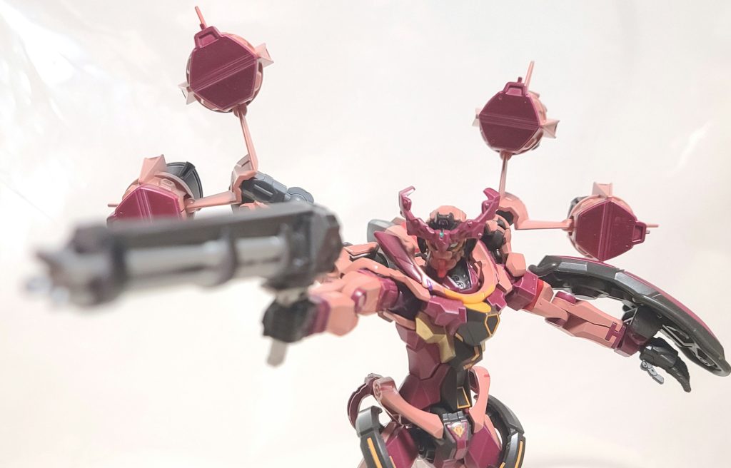 テレビ本編のビットは元々エルメスに使われるハズの物だったのでガンダム本体に装着すると個人的に些か歪な印象を受けましたが、こうしてサイズと色を合わせることで親和性も上がったのではないでしょうか?