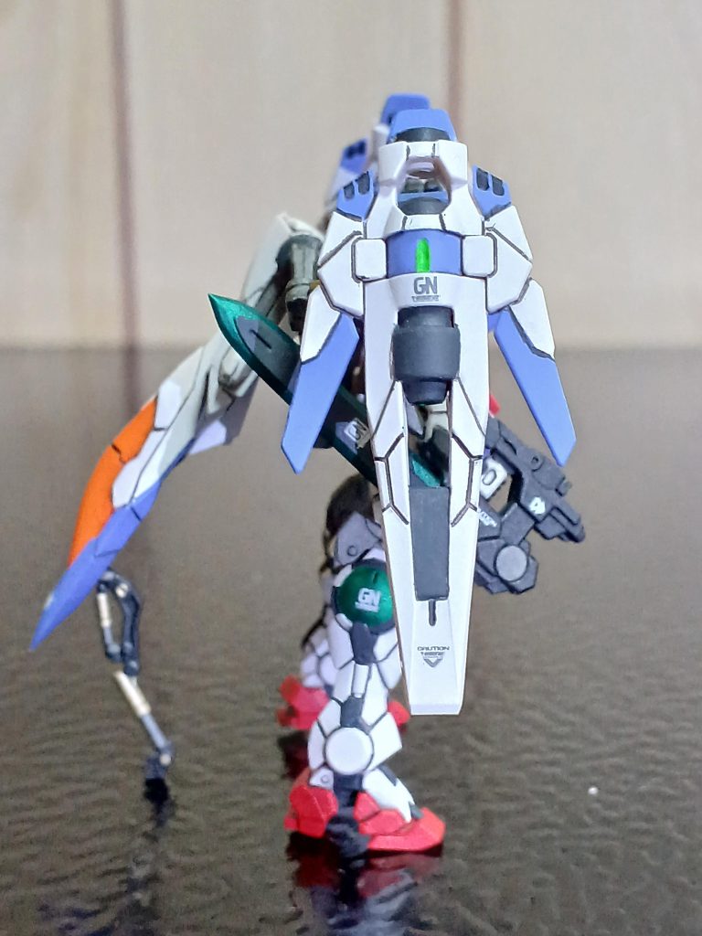 右サイドから。GNソードの塗り分けが苦労しましたね(gundam-kao5)オーライザーのウィングもマスキング大変でした。