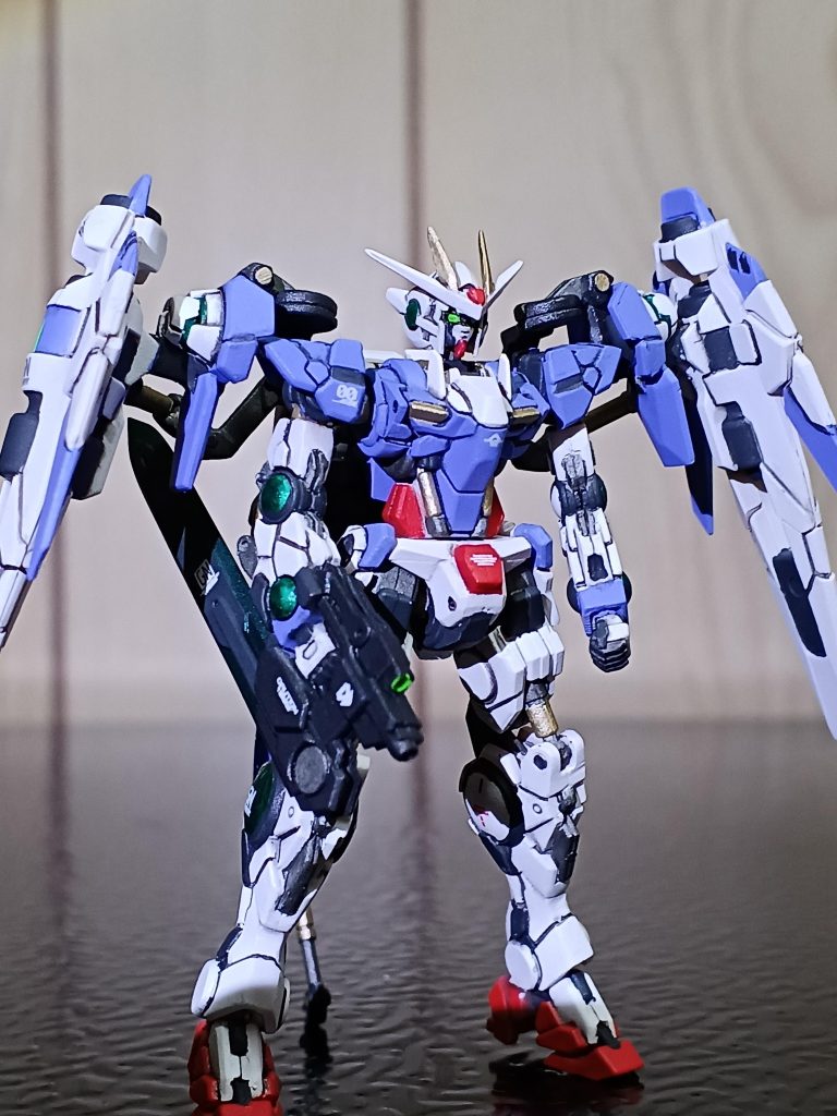 今回、制作したダブルオーライザーですがメタルビルドを参考に塗装しました‼️本当はスプリッター迷彩なんですけど、色味の再現でギブでした(笑)ツノや胸のダクトはイエローからゴールドにして塗装しました(gundam-kao6)