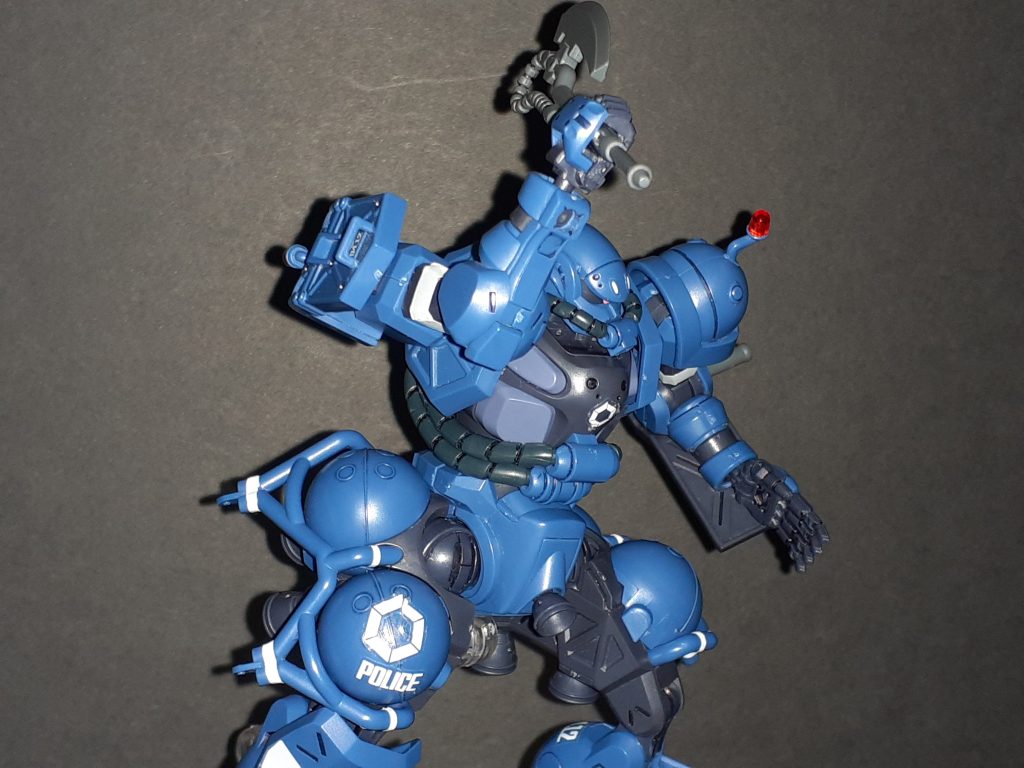 肩の赤色灯と各部の白いラインが警察らしさを感じさせる。ただシールはピッタリ貼るのが難しい。というかマニュアルも「ゆっくり慎重に貼ります」で投げるのはどうなんだ。