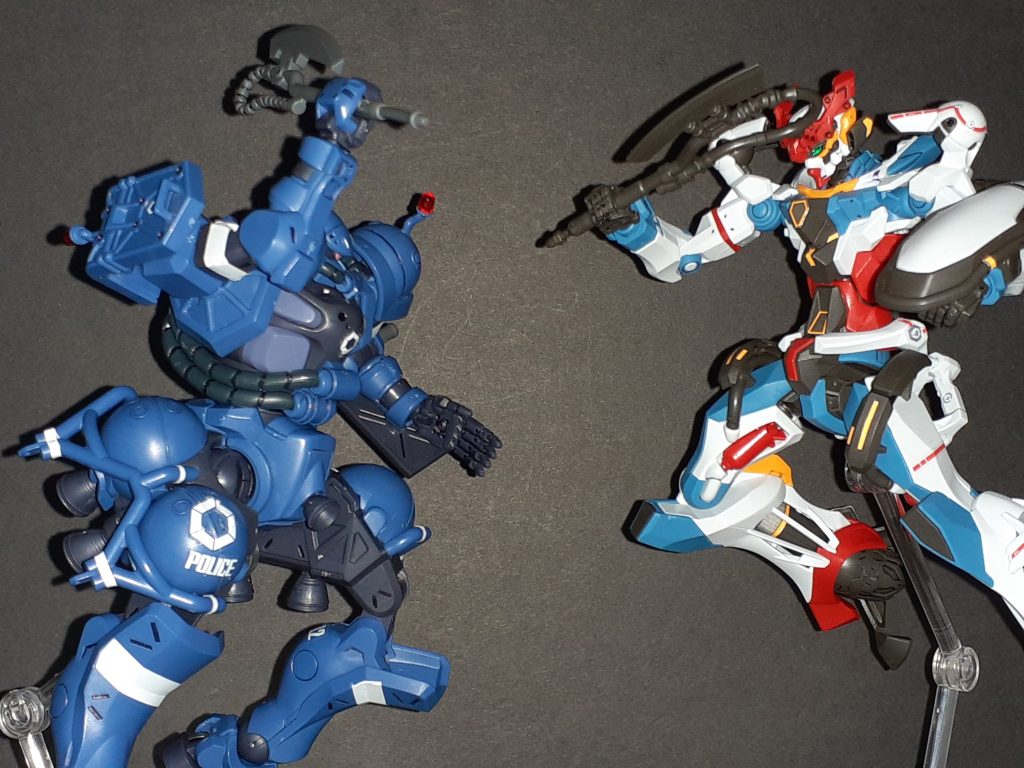 ジークアクスもそうですが、こっちの世界ではシールドが全体的に小さいですね。赤いガンダムのは連邦製なのでジオンが小さいのかな。