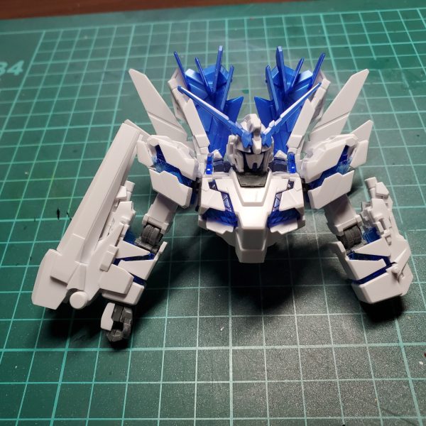 右腕のアームドアーマーBSこの装備は格納パターンと展開パターンから選択して取り付けるようになってます。ちなみに展開パターンにするには、手を外す必要があります。取り付ける時は腕に挟み込む構造なので、あまり頻繁につけ外しするとパーツが破損しそうに感じます。ちょっと注意が必要ですね。（4枚目）