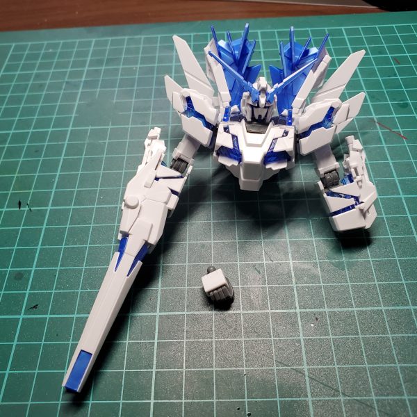 右腕のアームドアーマーBSこの装備は格納パターンと展開パターンから選択して取り付けるようになってます。ちなみに展開パターンにするには、手を外す必要があります。取り付ける時は腕に挟み込む構造なので、あまり頻繁につけ外しするとパーツが破損しそうに感じます。ちょっと注意が必要ですね。（2枚目）