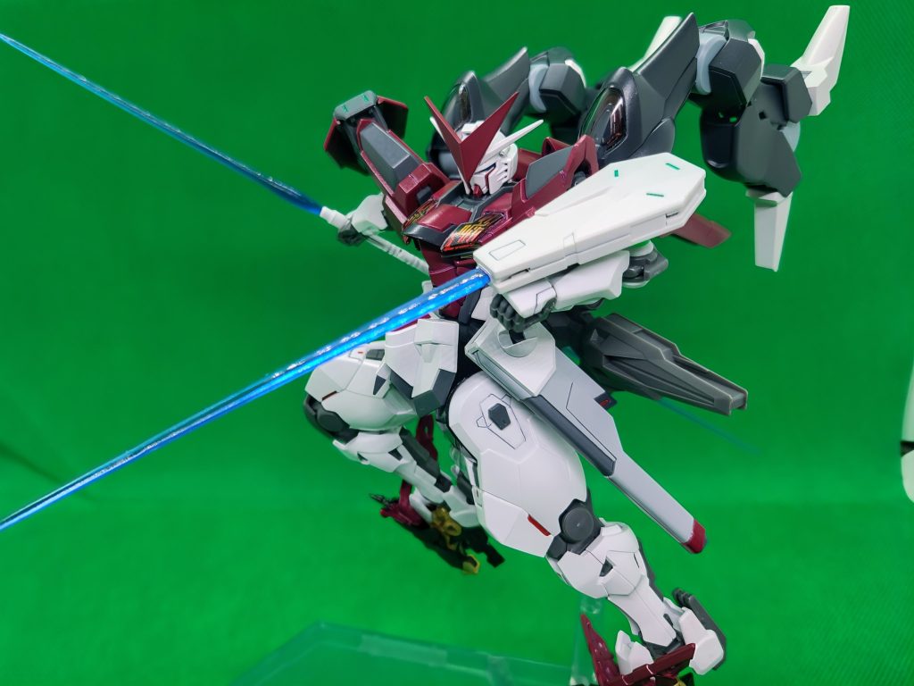 「お前はコレで十分だ」「シールド ドラグーン」ルブリスのシールドの一部を縦長のシールドとして使用。三つのドラグーンは上部が射撃、下部がビーム刃、中心はビームマシンガンとサーベルが展開可能です。ディスプレイ無くて飛ばせない(笑)