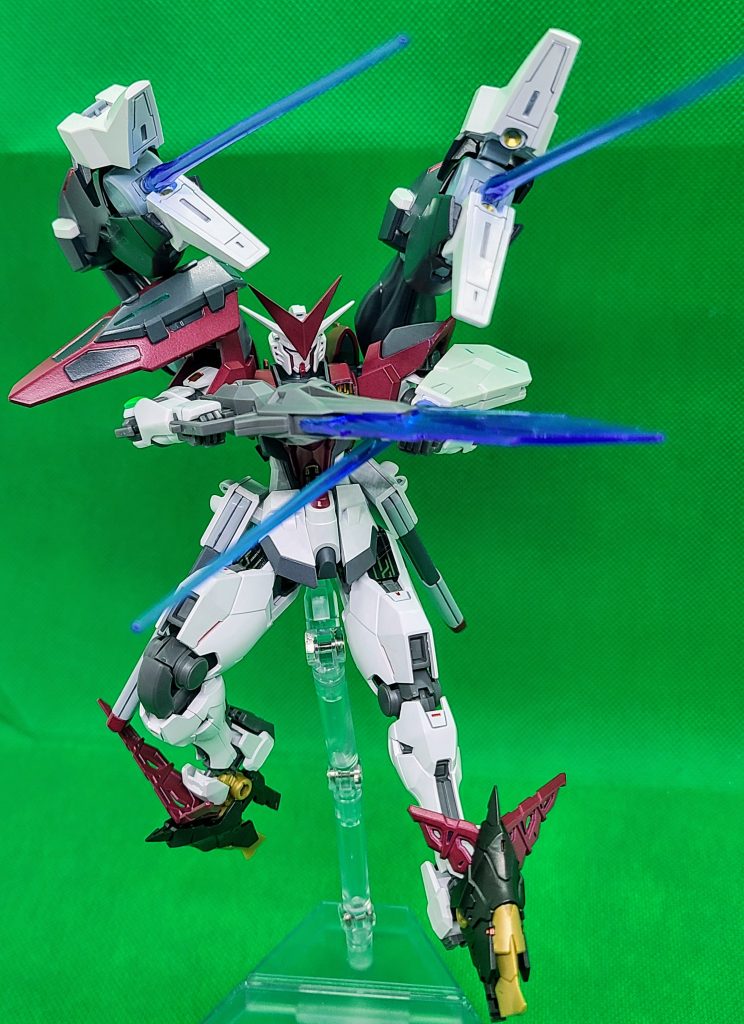 脚部ユニットからビームを発射可能みたいなので、ついでにビームサーベルも。ビームサーベルを持たせてサブアームや足先を分離してドラグーンと設定を追加。特殊な武装が無いので対応力を高めています。