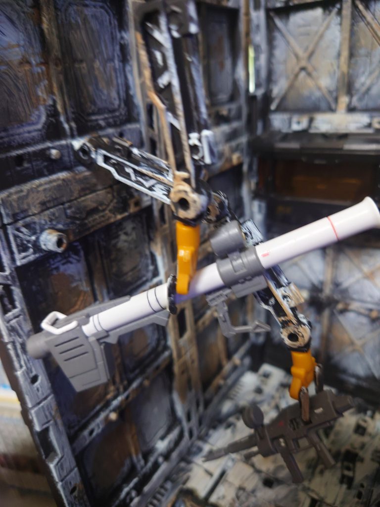 アームは軽い武器やシールド程度なら保持でき、作業中感を出せます。