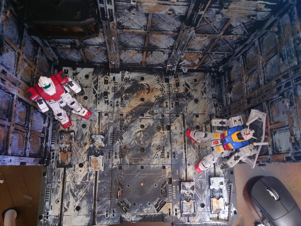 上から。床面3×3マスで作っています。コンクリ色で粗く塗り、その上から茶色で汚しています。