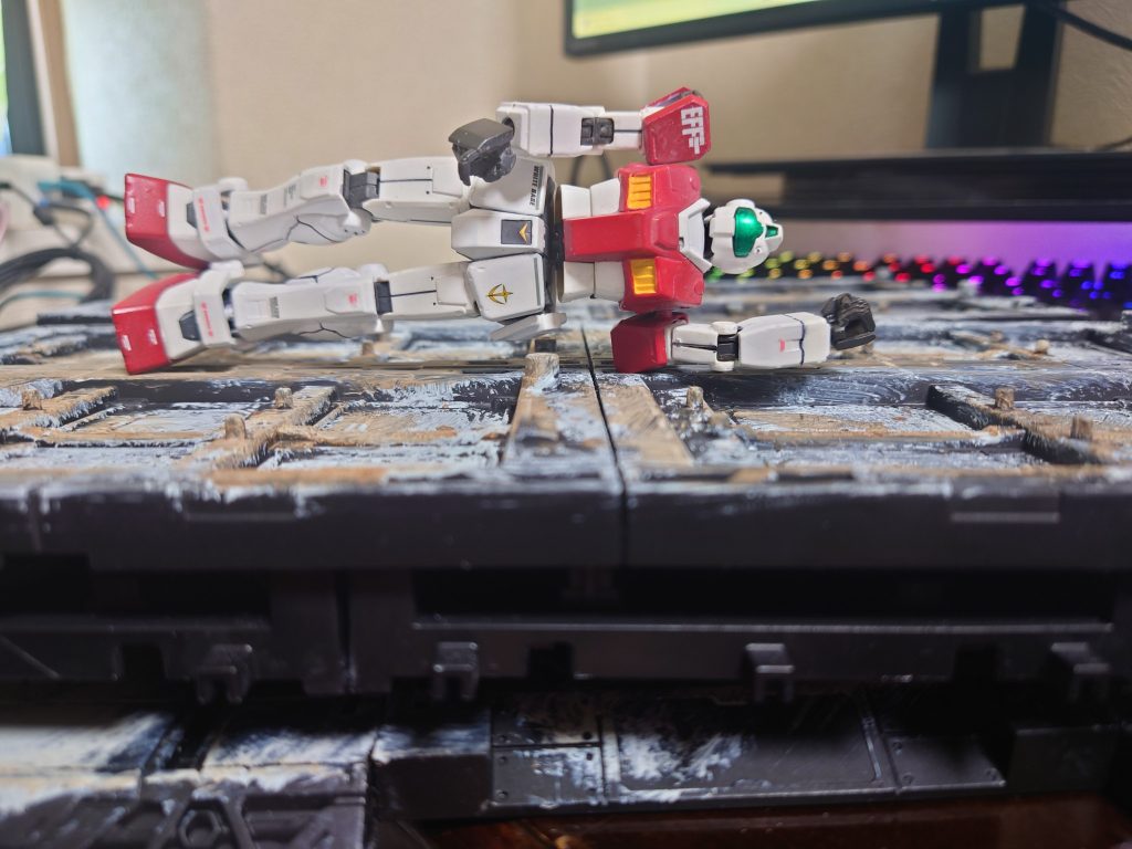 壁同士、床同士は接着していますが、床と壁は接着していないため、使わないときは4枚の薄い板で収納できます。