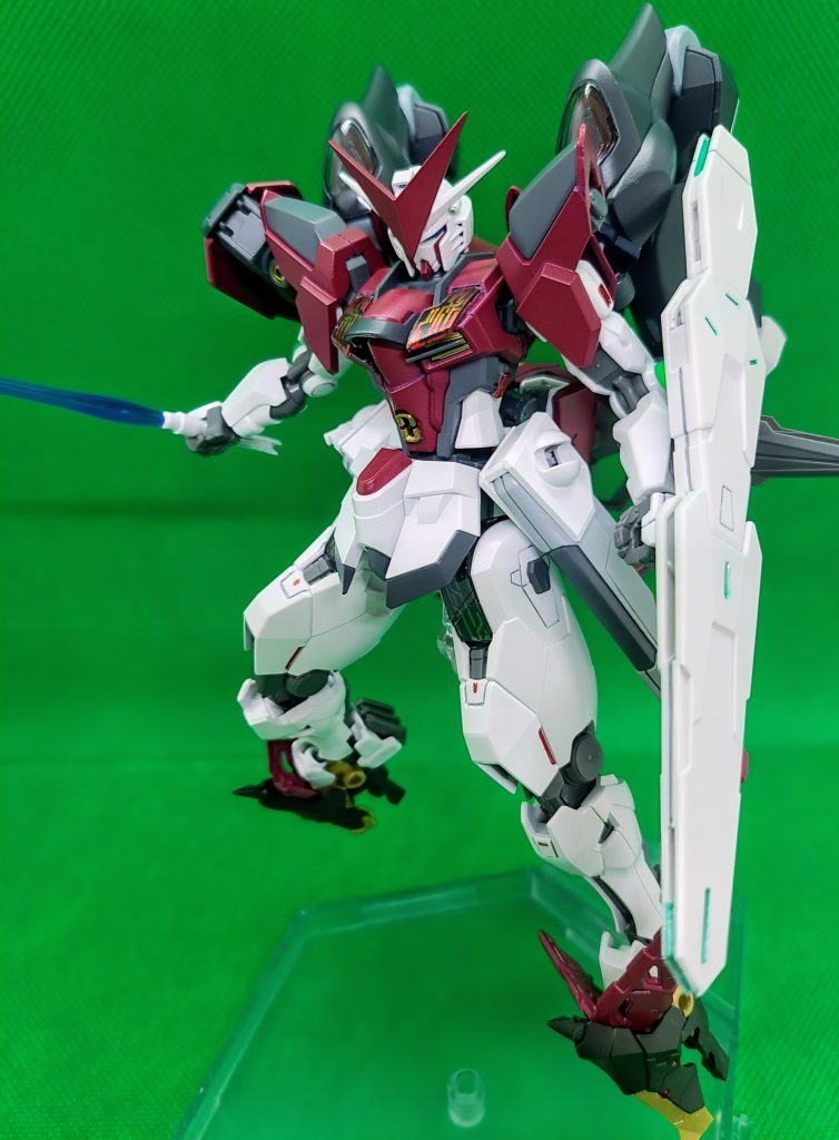 装備は肩部のエネルギータンク兼小型シールド、腰部のビームライフル、レールガンとそれにマウントされたビームサーベル、シールドとバックパックの基本的な装備です。