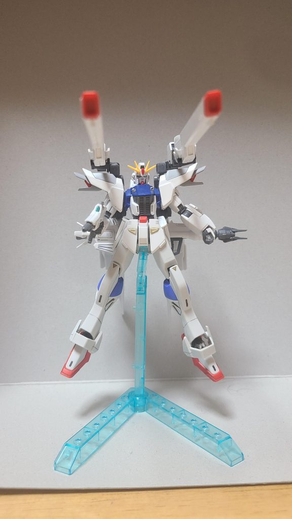 強化されたハイパーヴェスパを構えた状態。これでビームシールド貼ろうがそれごと撃ち抜くって感じです。ツインヴェスパのF91みたいな感じですかね。