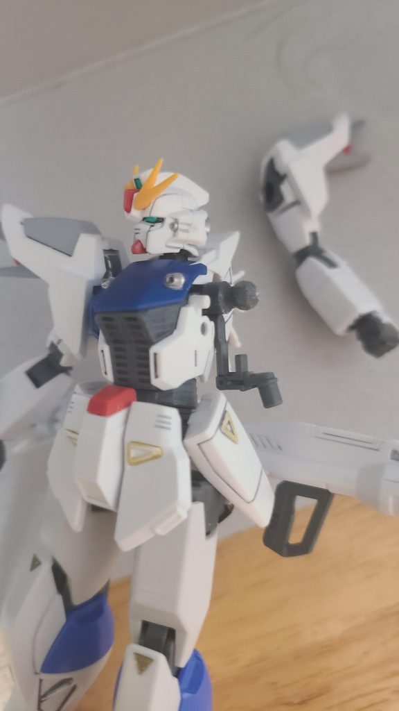 腕との接続軸はなんかのパーツの切れ端を使って根元から延長してます。ボールジョイントのサイズ自体は無加工でライフリと繋げれました。