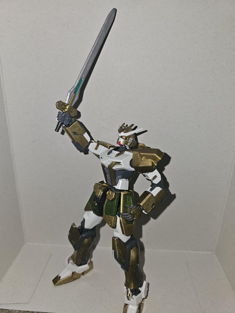 勝利は目前だな!重斬刀(バエルソードの色変え)を掲げてポーズ!ちなみにFGOではダメ男に……まあ、原典でも嫁さん怖くて浮気したし……。だからこそ、時折見せる最高にカッコイイ姿が印象に残るのである。