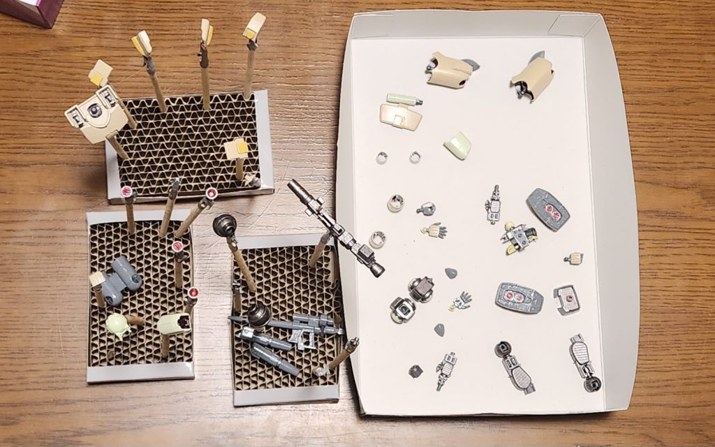 塗装の様子(写真はリタッチ後)。今回も今回とて筆塗りで塗装しました。久々の筆塗りだったのでなるべく丁寧に。色ムラあった気もするけどまぁ上手くいったやろ(すっとぼけ)。