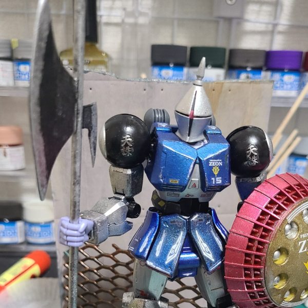 初めて武器をスクラッチしてみました！チープな出来ですが個人的には及第点で満足です！初めてデカールをぺたぺたこんなに貼ったのですがMGグフのデカールや共和文具さんのステッカーが役に立ってくれてます笑まだ途中で弄っていて楽しいので完成はまだまだかかりそうだなぁ💦（1枚目）
