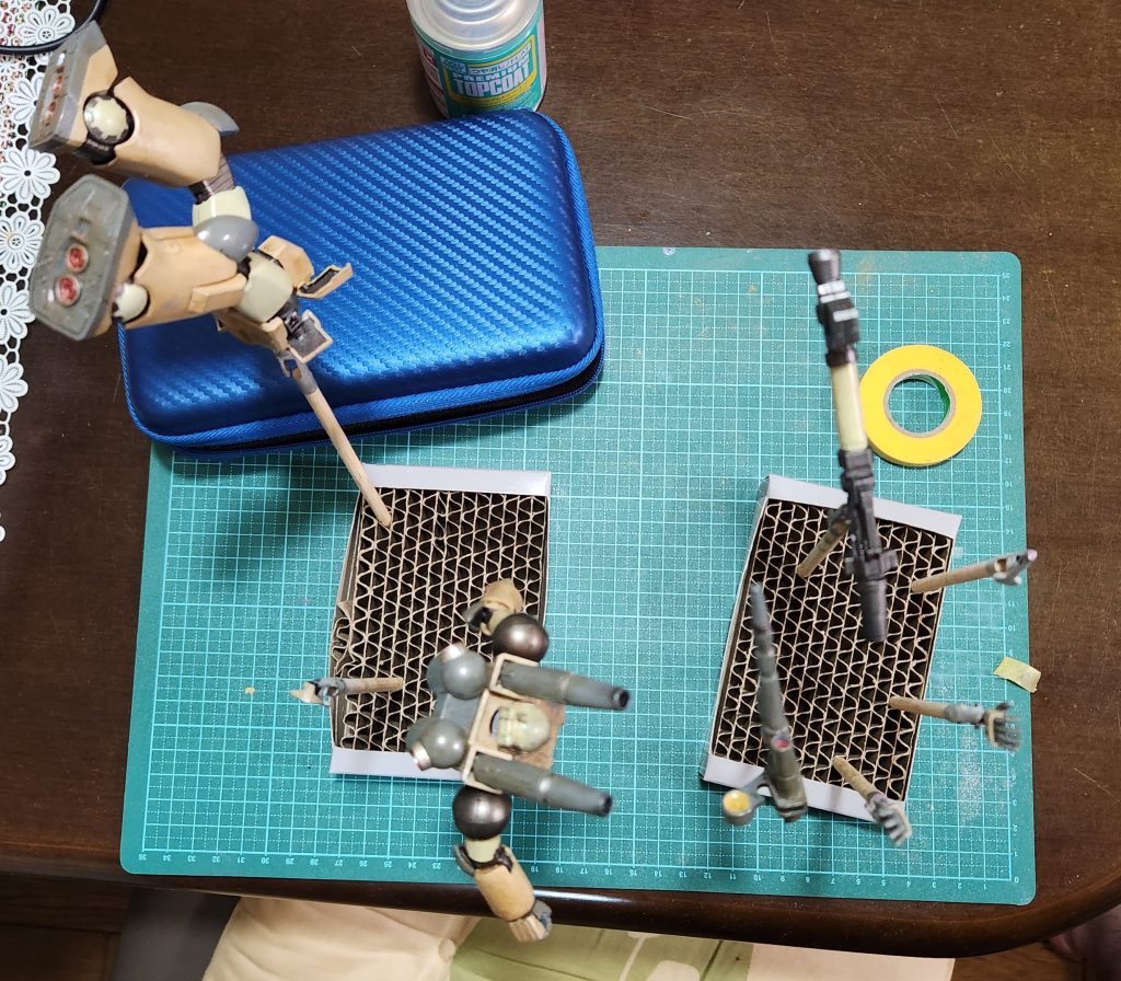 ウェザリングマスターで仕上げのウェザリング後につや消し吹いて乾燥待ちの様子。今回は手持ちのウェザリングマスターA~D総出でやりました。頭部をやりすぎた感あるけどほぼ真上でキャノンぶっぱなしたりバルカンぶっぱなしてるから熱とかで焦げてんじゃないのということで…