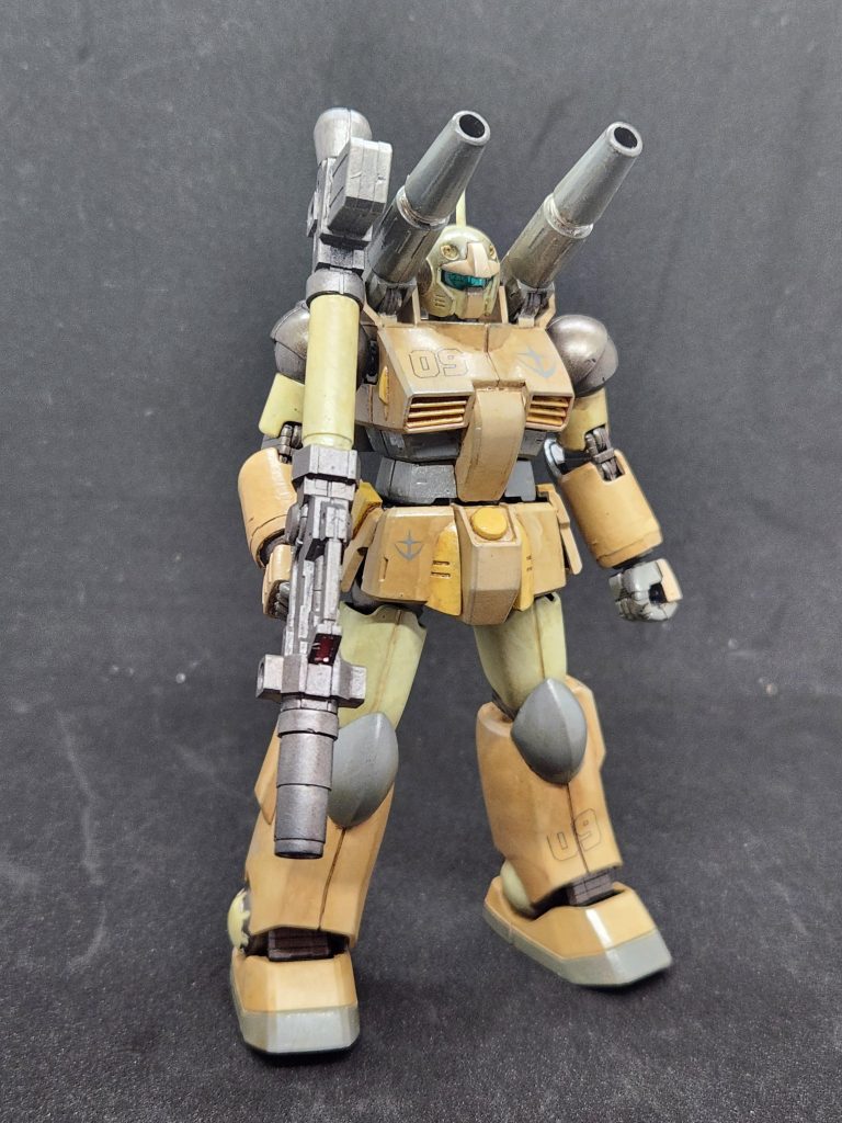 立ち姿で1枚。ガンキャノンは初めて作りましたがパーツ数少なく組み立ても楽なので作りやすかったです。地上運用ってことで陸戦型繋がり30MMで陸戦型アルトからバズーカを拝借。デカールは連邦のロゴやマークはEGガンダム作例本より、ナンバーやWARNINGマーク?はアシタのデカールを使いました。