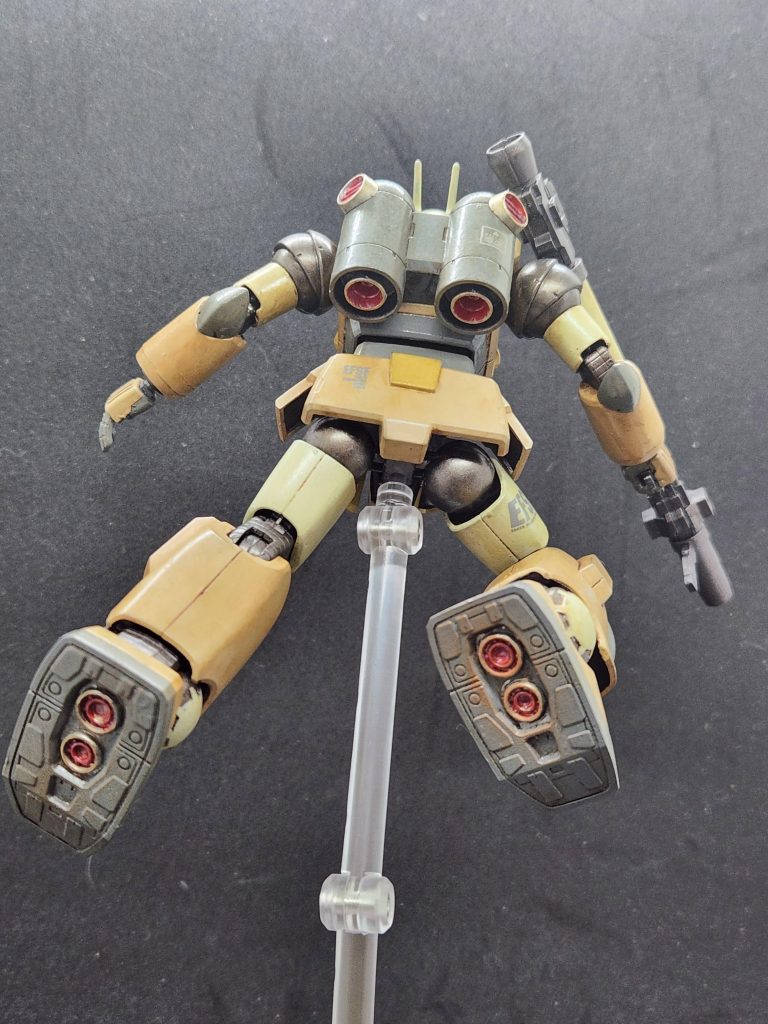 後ろから1枚。スラスター等はシルバーを塗って乾いた上からクリアーレッドを塗ってみました(バズーカのセンサーも同じく)。