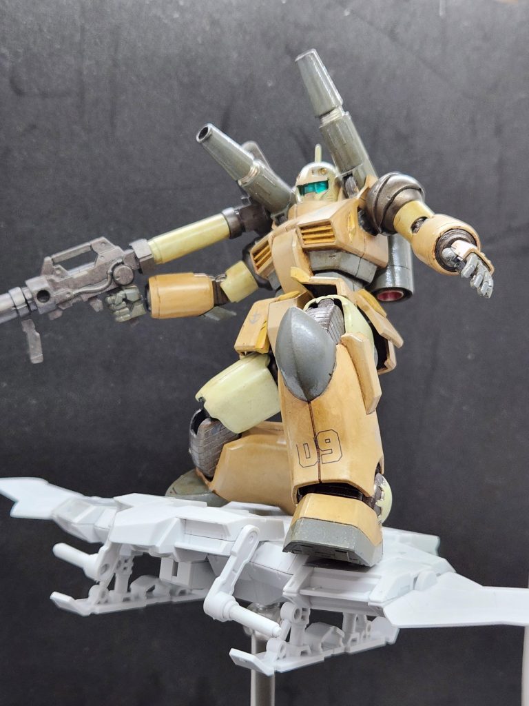 撮影時にちょっとやりたくなったので…以前素組みした30MMのウィングモービルを引っ張り出してきて上にガンキャノンを乗せてなんちゃってSFSごっこしてみたり。地上運用だし長距離移動ならこんな感じやろ(すっとぼけ)。