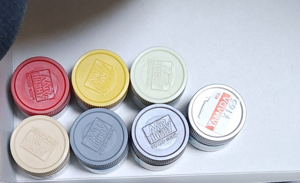 最後に使用した色の紹介。今回も水性ホビーカラー使用。本体1:ライトブラウン(タン)、本体2・バックパック・キャノン・ビームライフル等:グレー、本体3:ダックエッググリーン、細部等:クリームイエロー、フレーム・装甲内部・バズーカ:焼鉄色、カメラアイ内部・スラスター:シルバー、スラスター内部:クリアーレッド って感じです。