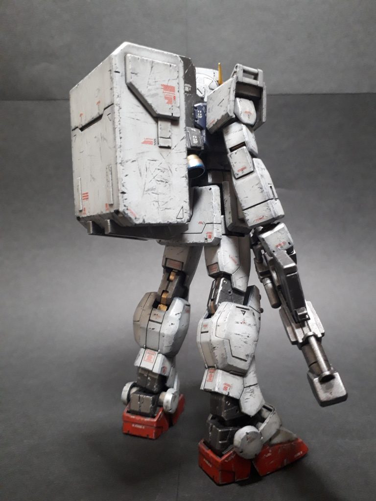 下地はブラックをベースとしたごちゃ混ぜ廃液。おそらくグフカスタムを塗った時のブルーが強かったようで、下地色の影響で取説のホワイトよりも青に傾いた印象。(画像だとだいぶ明るく見えていて青味もあまり感じない様子)