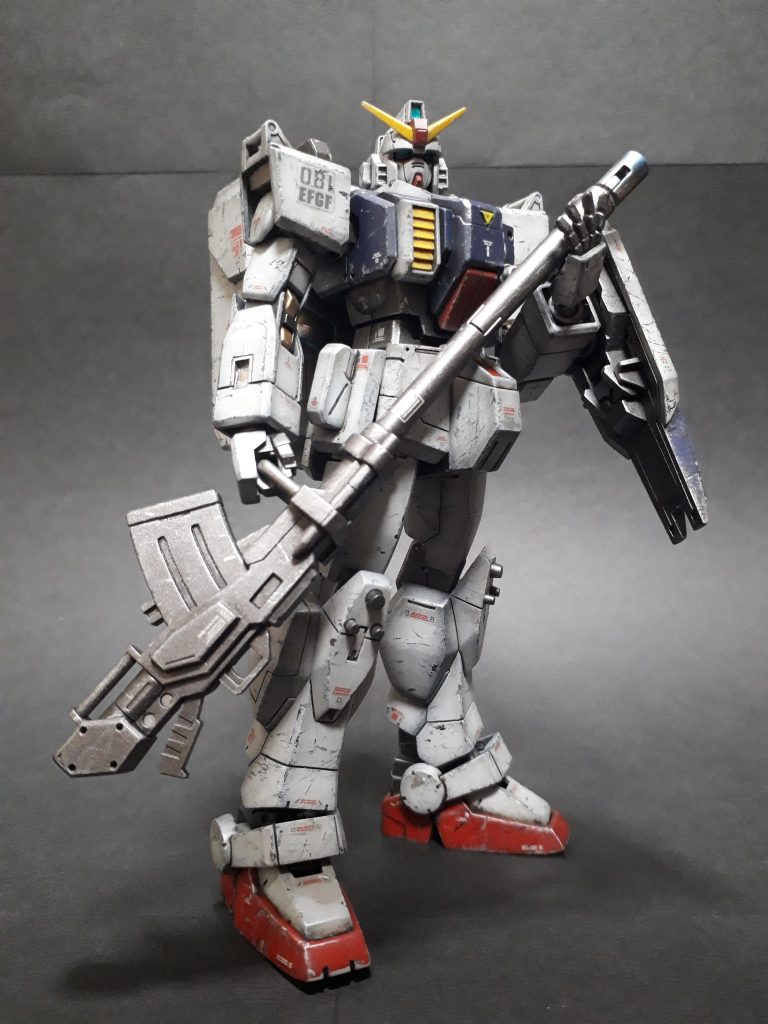 工作等は、・肩アーマー下部の脇側の尖りを削って面を追加・右前腕のダボ穴をプラ板で、ハッチ風に・コンテナにプラ板でプレートのディテール追加・各所スジボリ追加てとこかな