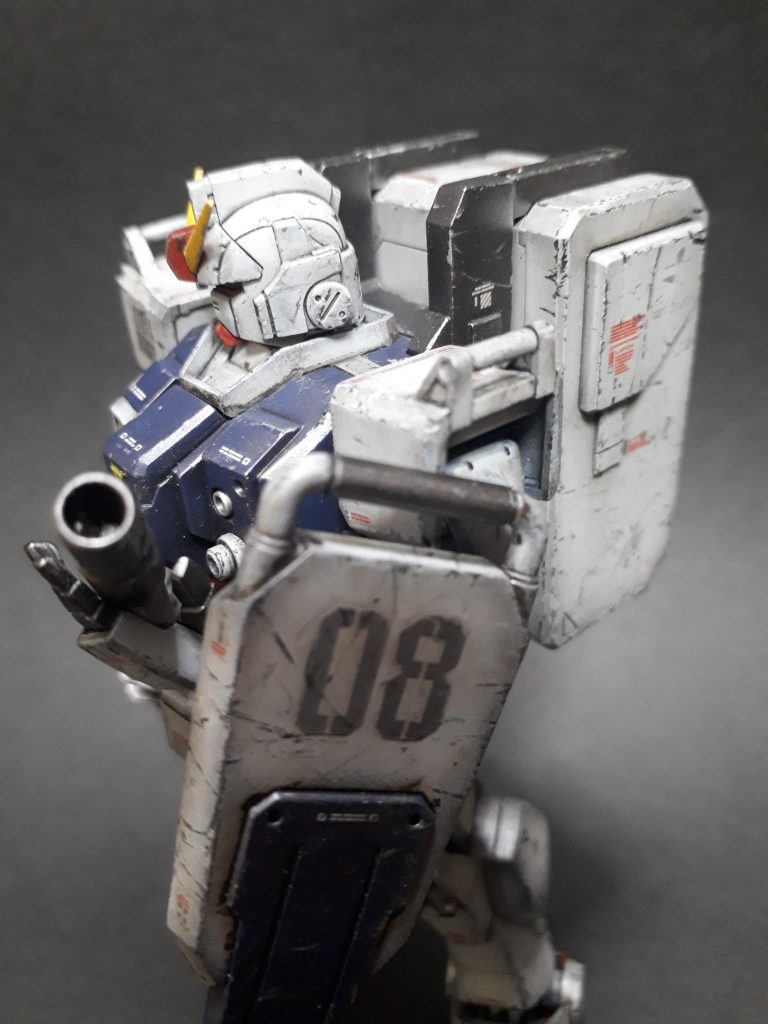 ウェザリングカラーの「マルチブラック」「グランドブラウン」を終えた段階でもう一度つや消しを吹いて、クロームシルバーでドライブラシ。その後スポンジでチッピングしようかと思ったんですが、ちょっと違うアプローチをしてみようかということで、シルバーとブラックで「つまようじスクラッチ」。つまようじ半分くらいまでをドライブラシみたいにカスカスの状態にして、エッジに押し当てたり引っ掻いたり。思いつきでやった割にはいい感じに仕上がったのではと。