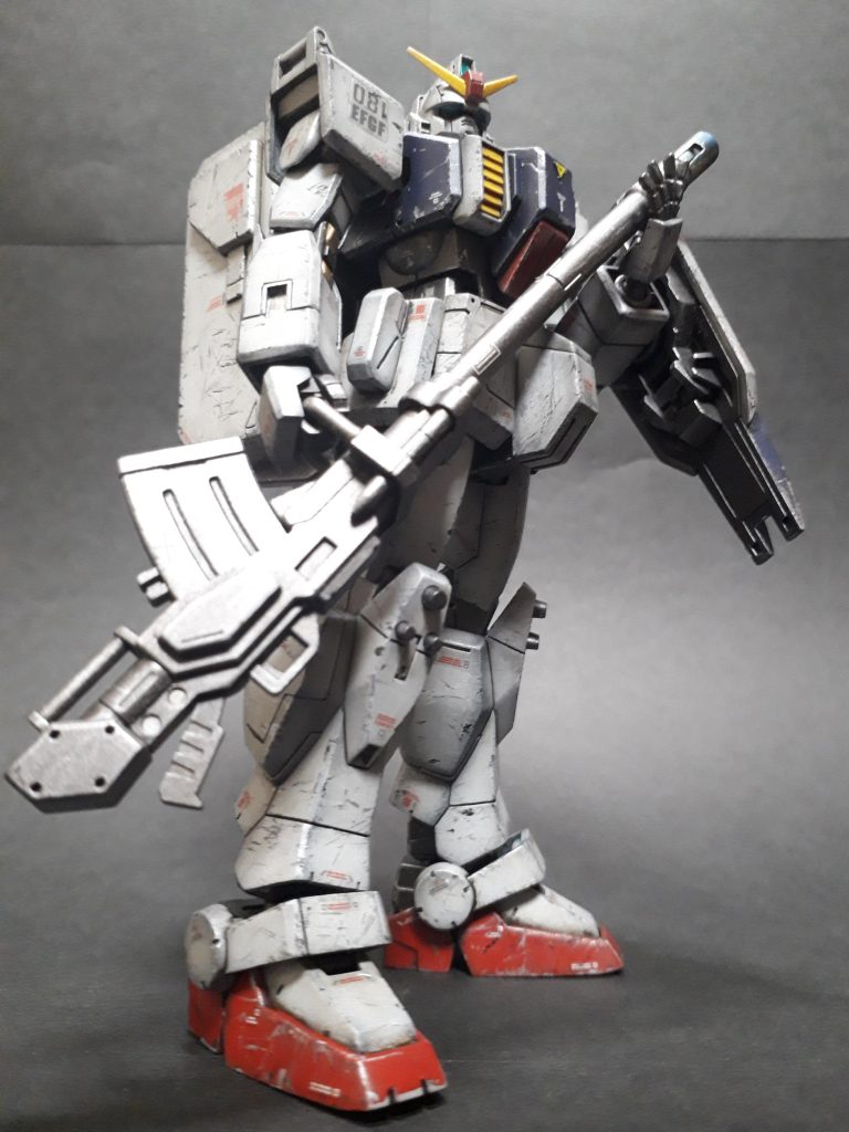 キャノンだけを持たせたいと思ったものの、どう持たせたものか悩んだ挙句、こんな感じに落ち着きました。この状態から武器を構えることを考えると、本当は左右逆が良かったんだけど、付属品には右の開き手がないので仕方なく。