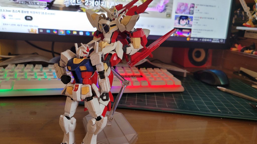 最近、ジョジョの奇妙な冒険にはまっている状態なので、家にあるプラモデルのポーズを奇妙なポーズに変えているのですが、今回ファーストガンダムとリボンズガンダムができたことで、声優ごっこを兼ねたジョジョ風のポーズをしてみました。