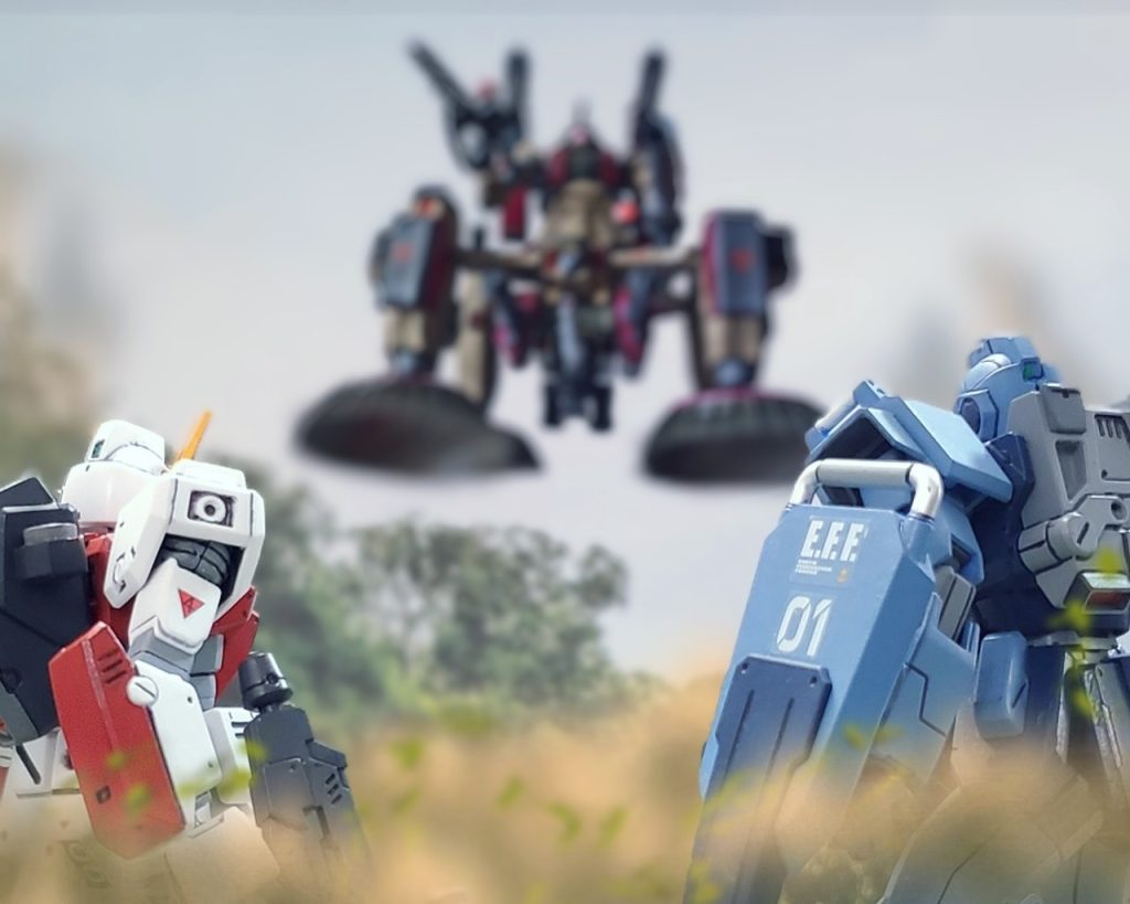 ポイントα 中心に到着した二人は、ここに展開していた連邦部隊の無惨な姿を目の当たりにする👀💦👱『これだけの数の部隊が全滅させられるなんて、一体どんな敵なのかしら…🤔』コーティリア少尉がその光景に恐怖を感じていると突如❕周囲が激しい轟音と共に砂煙に包まれる💦気付くと二人の頭上には、見たこともない機動兵器が浮遊しているのだった😱‼️プロトNT-1とBD1号機は瞬時に戦闘態勢をとるのであった……💫以上、私の妄想イメージによるプロトNT-1 とコーティリア・ジャヴェロ少尉の活躍👊✨そしてMSV-Kさんとのコラボ作品 RX NUMBERS GENEALOGY『ガルマの遺産と死神』第1部 相反するモビルスーツでした～😆🎶