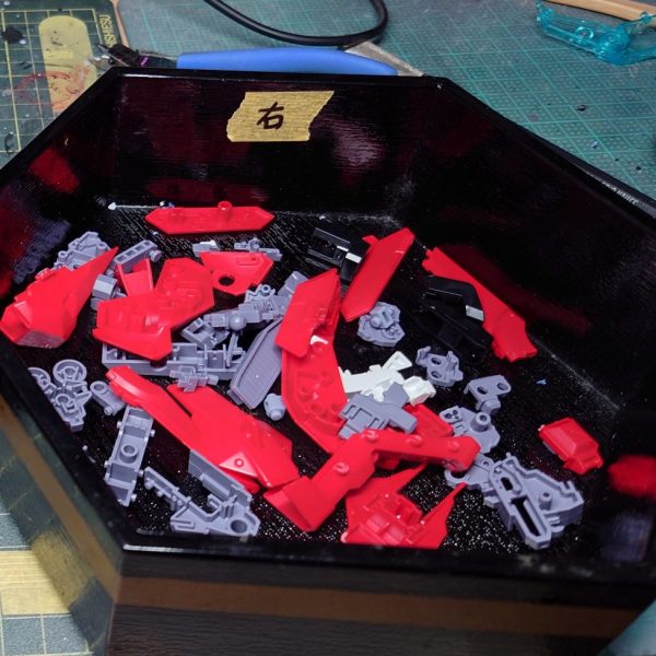 作業スタート。とりあえず、左右の足パーツを切り出しました。部品数が多くて、しんどいです。