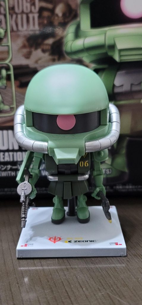 ガンダムマーカー　ホワイトを使って台座も黒⇒白に塗装後、同じくデカールで情報量追加して完成😄